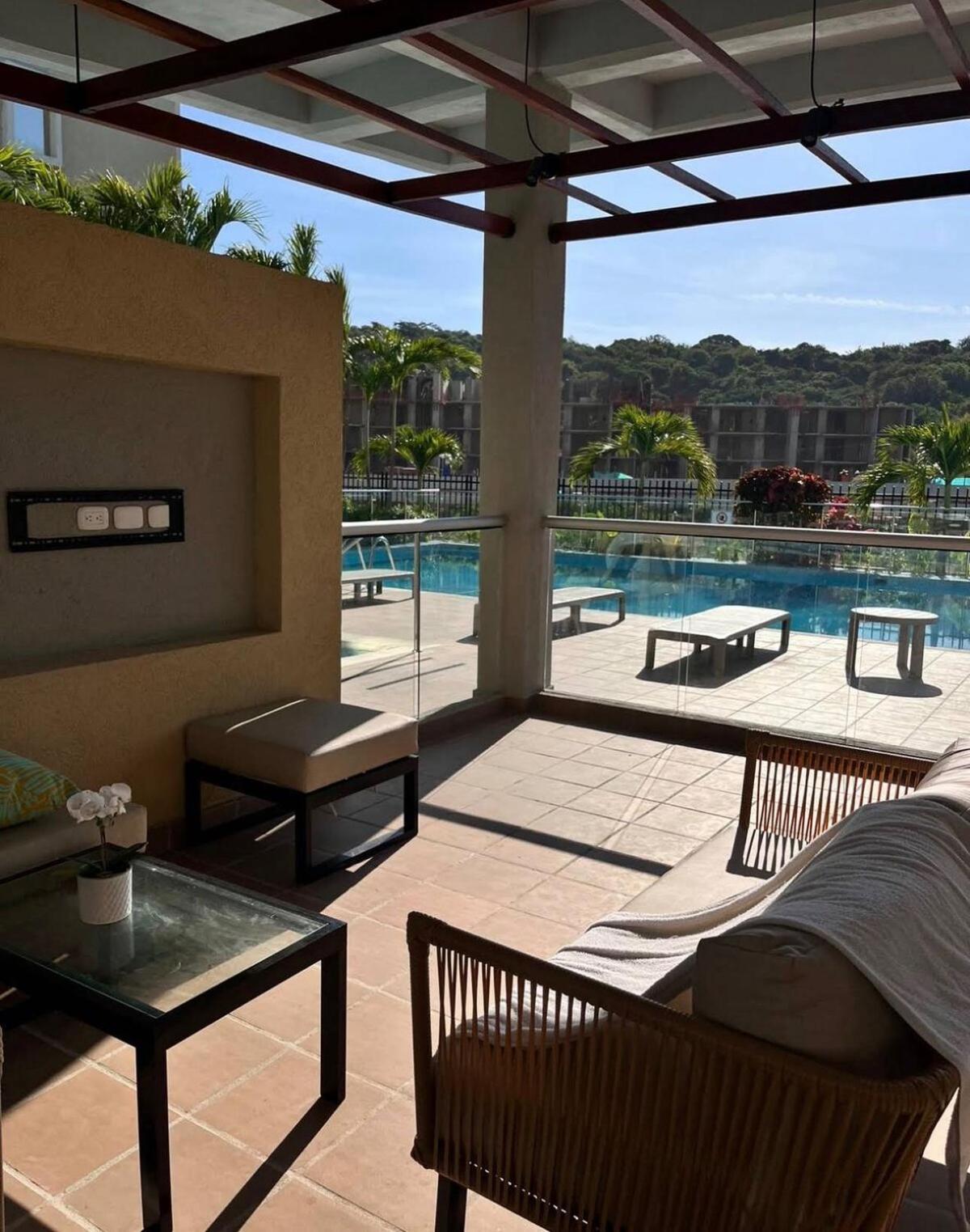 Apartment Escape To Serena Del Mar Pool, Gym, And Ac *