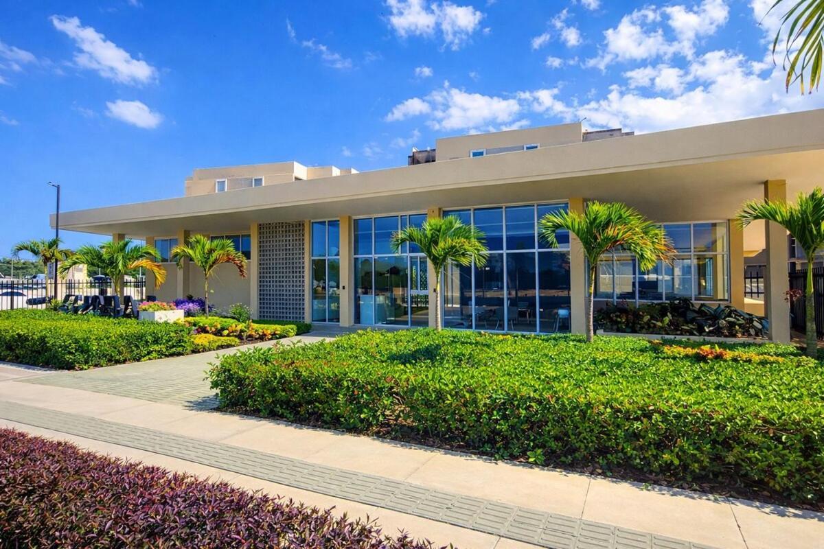 Apartment Escape To Serena Del Mar Pool, Gym, And Ac *